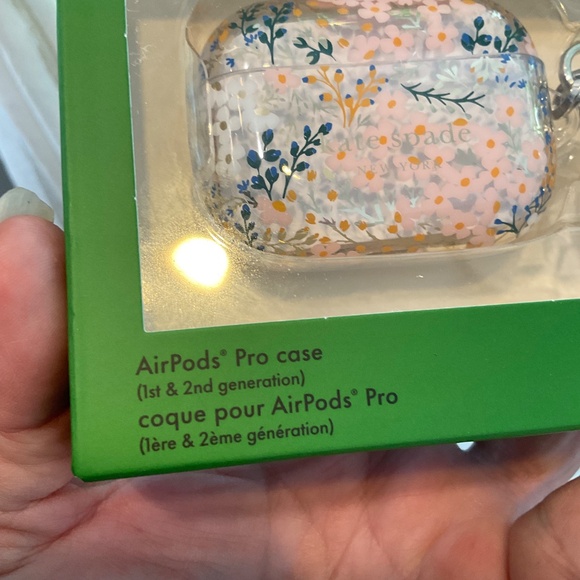 Kate Spade AirPods Pro Case/Key Chain - Picture 4 of 5